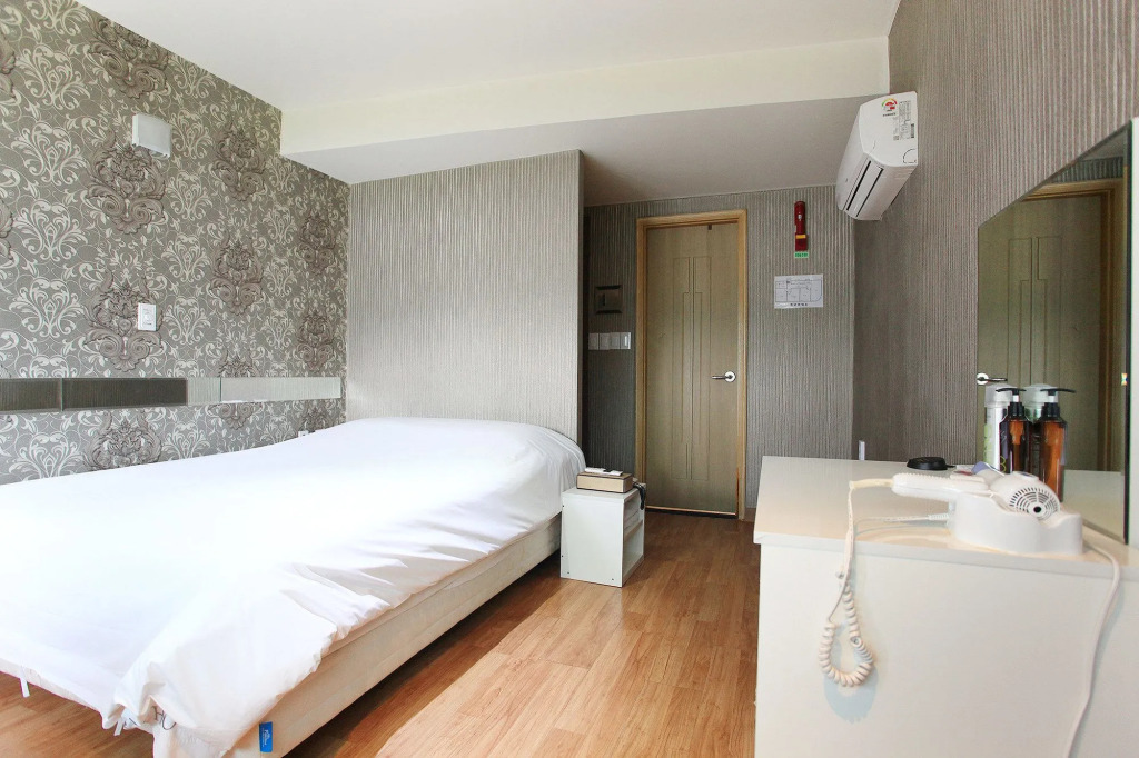 J hotel