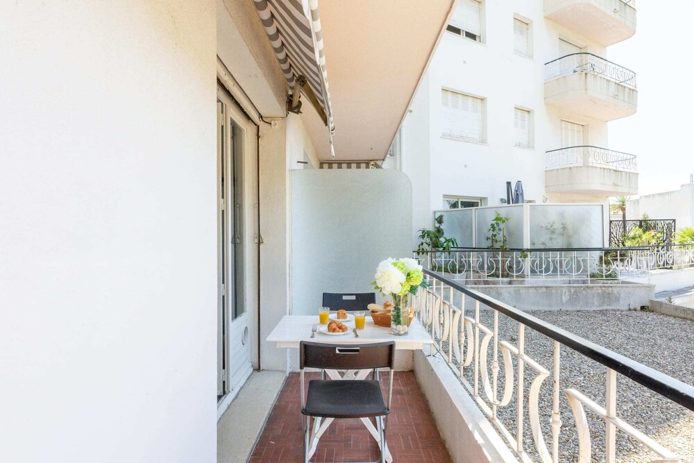 Charming Studio Apartment With Private Balcony in Cannes