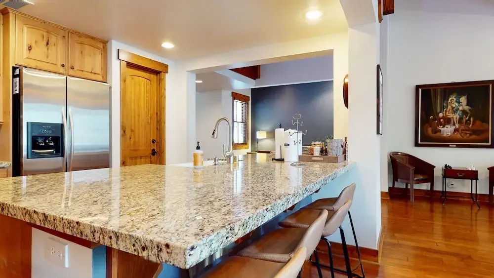 Snowcreek VI The Lodges 1130 Pet-Friendly, Beautiful and Spacious, Garage and Washer Dryer by RedAwning