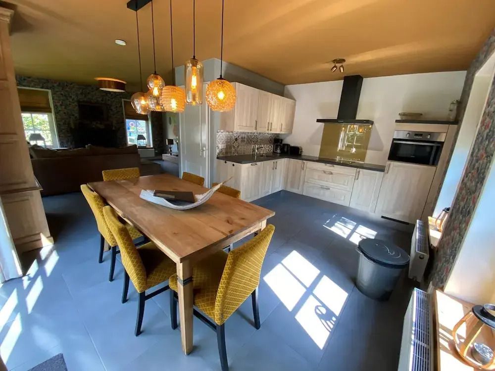 Lush Villa with Hot Tub, Private Fenced Garden in Hippolytushoef