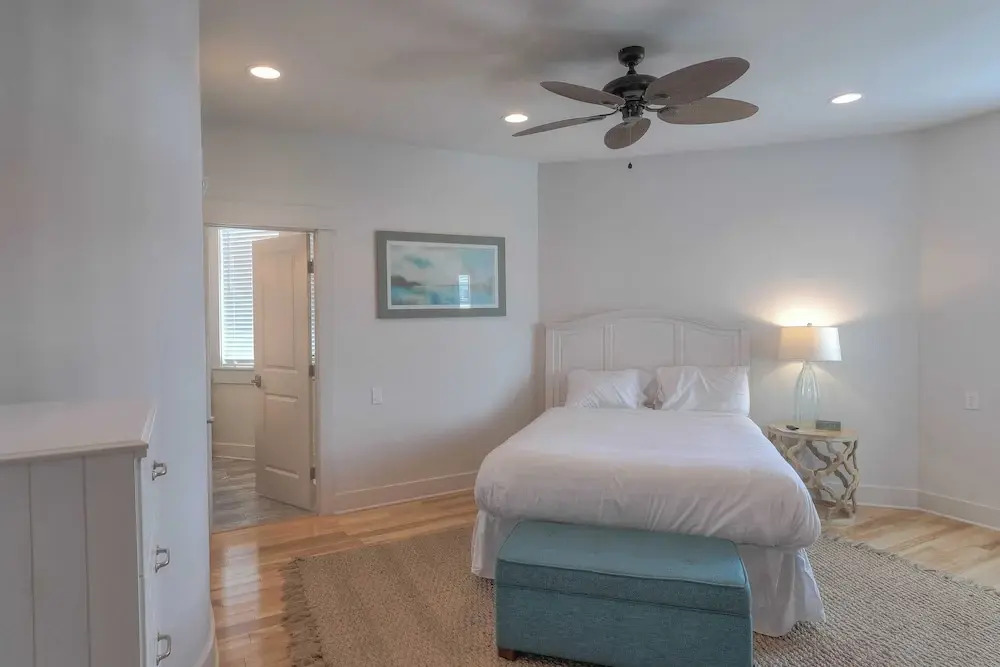 Dunn Inn 2 by Avantstay Walk to Beach, Pool Access, Sleeps 17!
