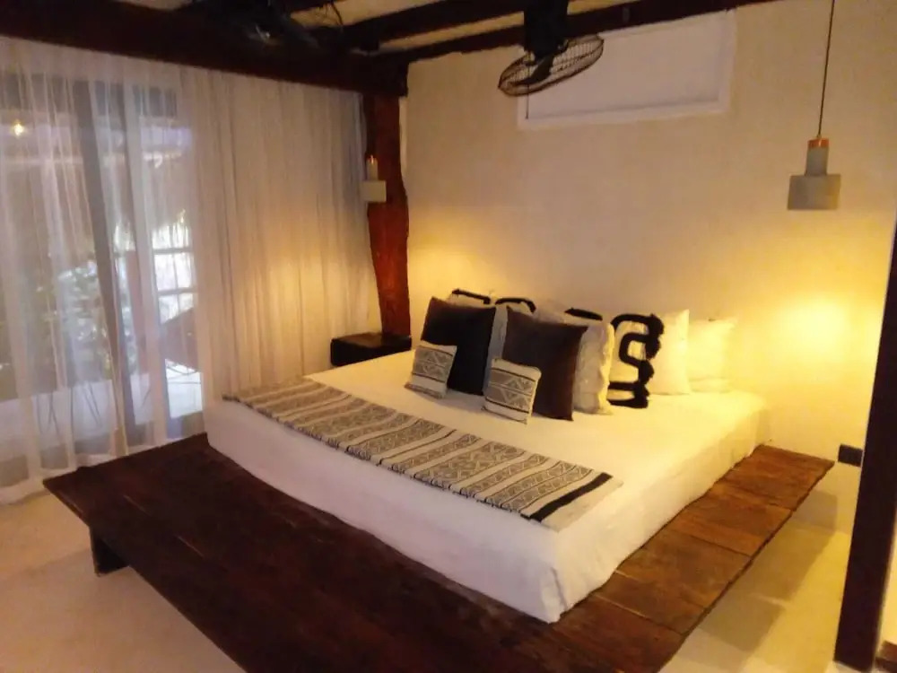 Amor Rooms