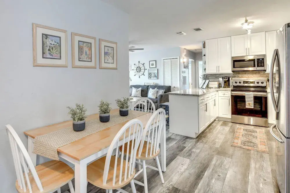Ormond Beach Getaway, Walk to Coast & Restaurants!