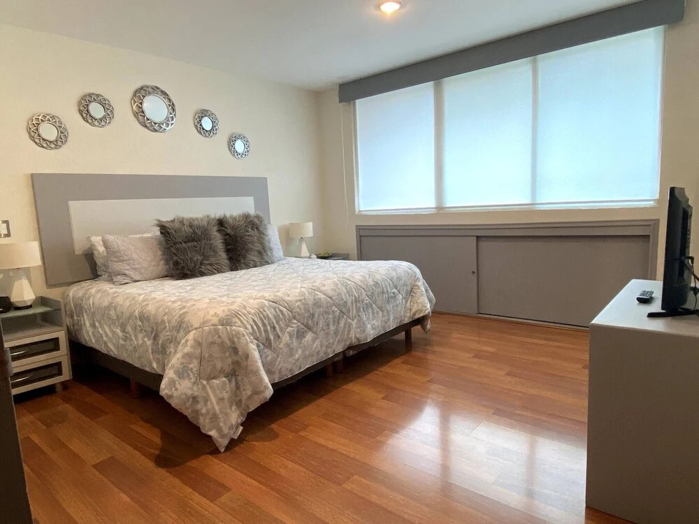 Large and Comfortable Apartment in Napoles Area Neighborhood