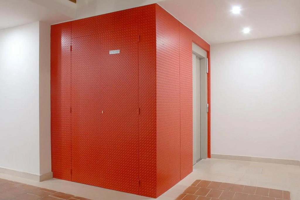 Elegant apt. for 4 in Burgos city center beside the Cathedral w/ Wifi