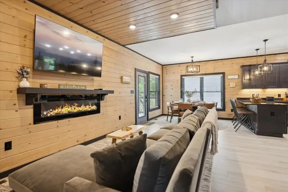 New Cabin w Indoor Swim Spa Hot Tub Gameroom