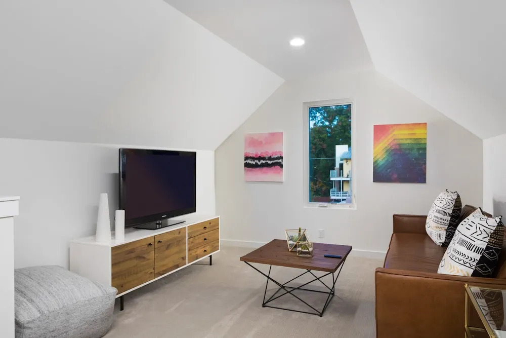 Modern 3br W/ Loft - Cozy Patio In Fenced Backyard 3 Bedroom Home