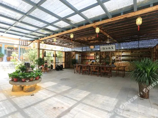 Huashan Outdoor Theme Hotel