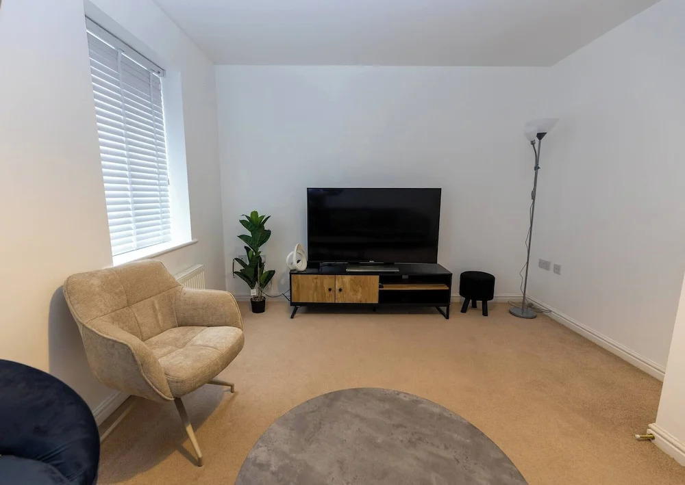 Charming 5-bedroom Townhouse in Central Gloucester