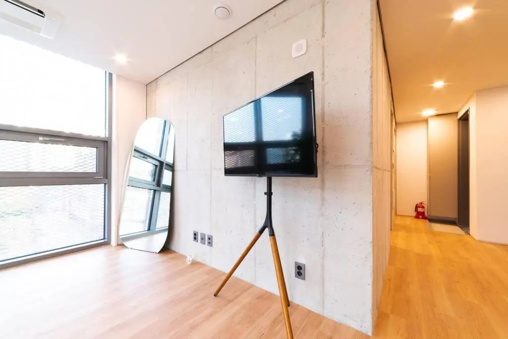 Hongik Univ Station Wave Family Suite #2