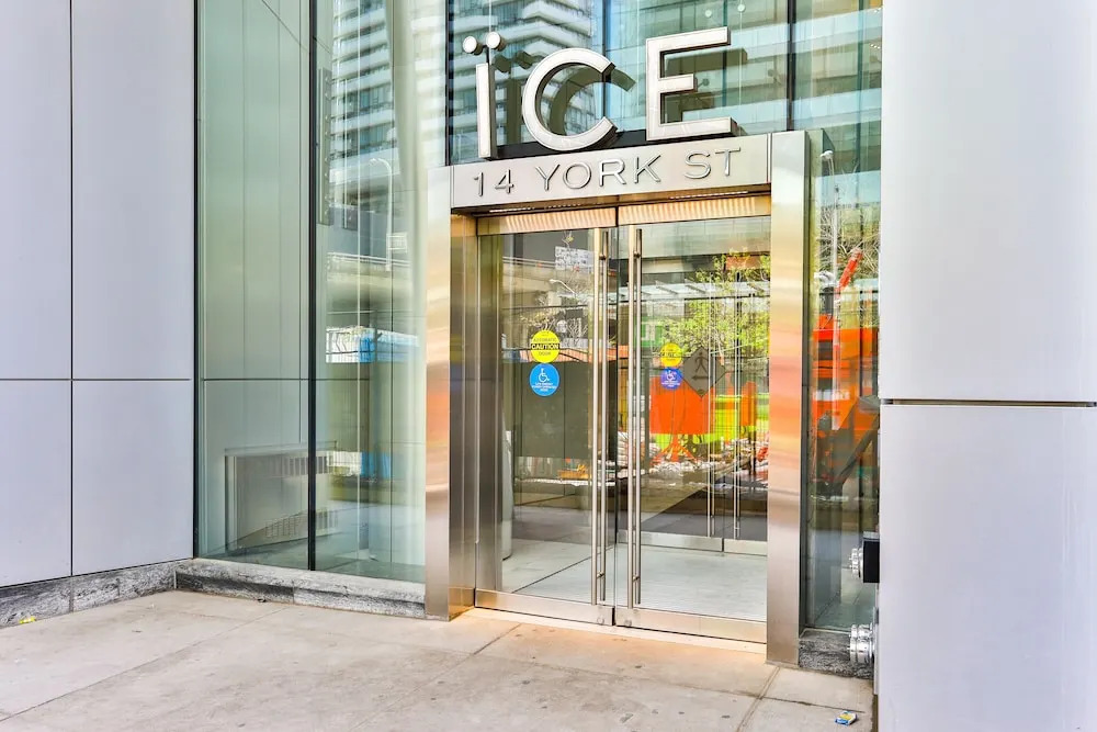 Exquisite 55th Floor 2 Bed 2 Bath Parking