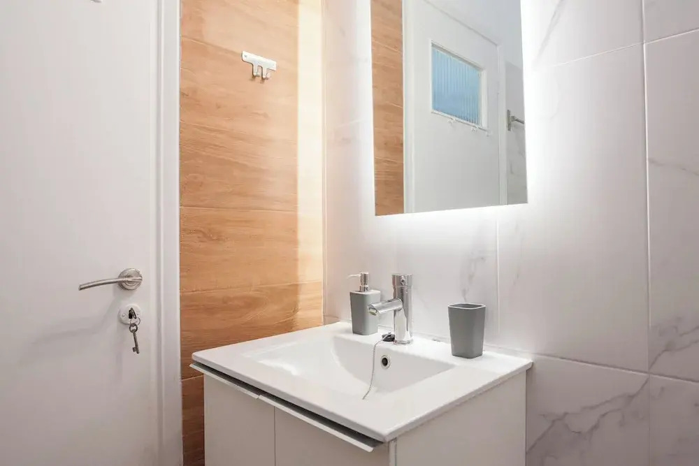 Modern 1 Bd Balcony Apt in Kato Patisia