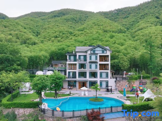 Anji Yunshang Grassland Yuzhu Xiaozhu Hot Spring Homestay