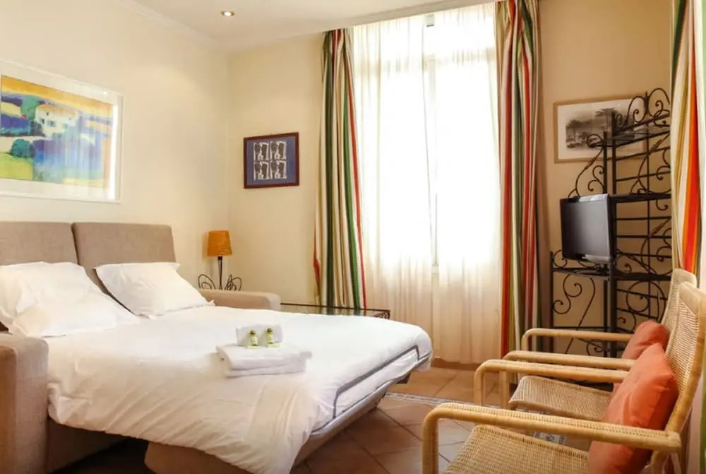 Central 1 Bedroom with 2 Bathrooms