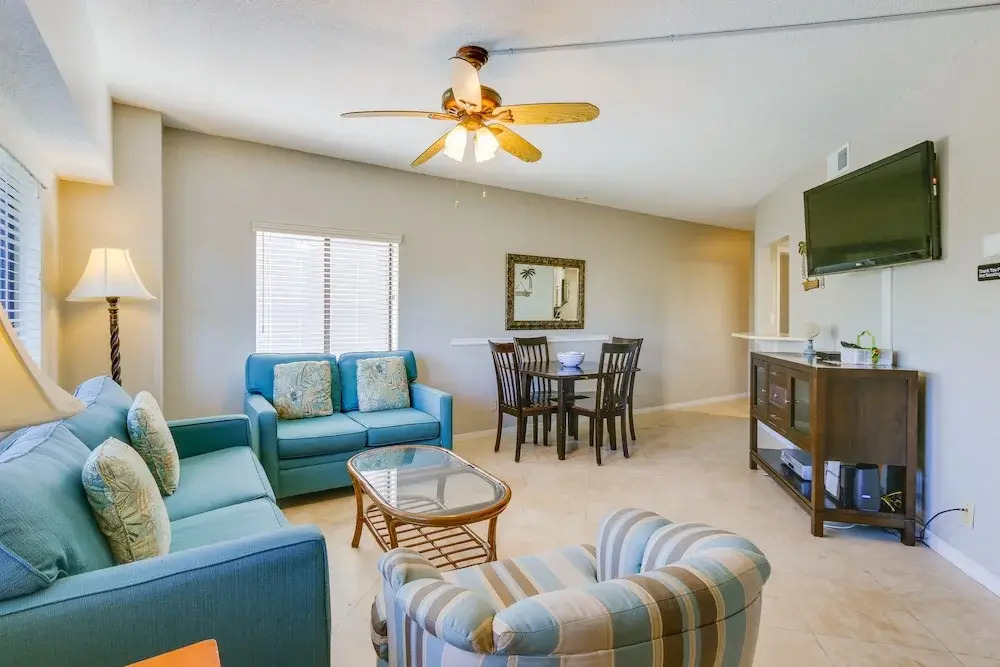 Hilton Head Island Condo w/ Pool - Walk to Beach!, Hilton Head Island