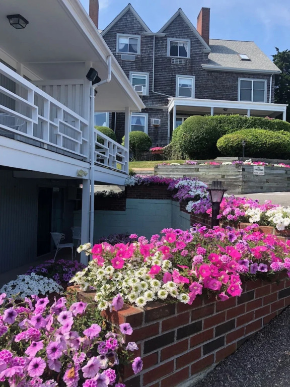 Sands Of Time Motor Inn & Harbor House