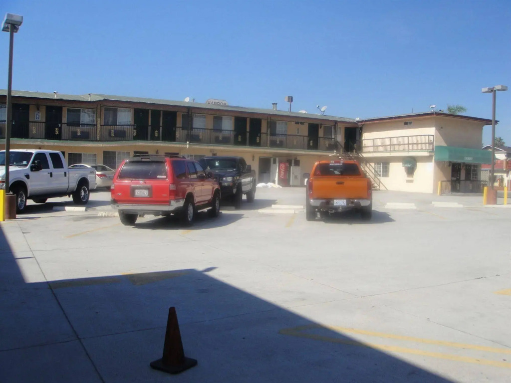 Harbor Inn