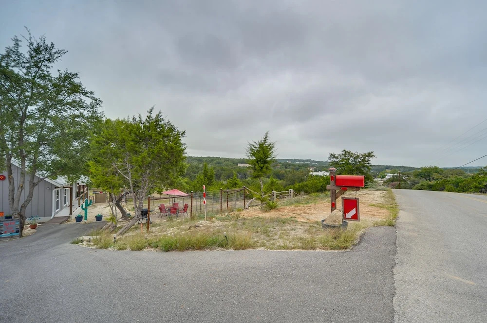 Stunning Texas Studio < 1 Mi to Canyon Lake!
