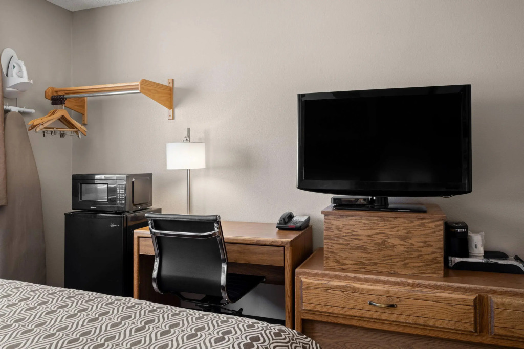 Super 8 by Wyndham Lewistown