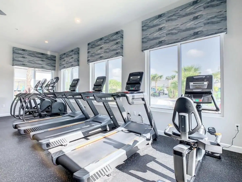 Vivid 2BR condo with free Waterpark at Storey Lake
