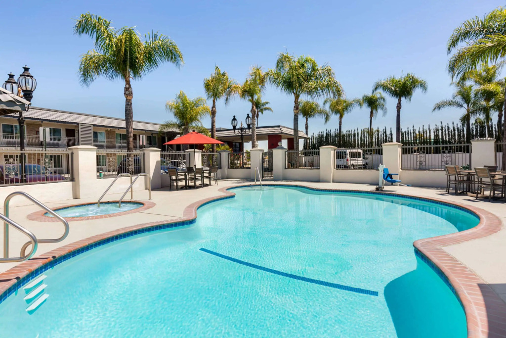 Days Inn & Suites by Wyndham Anaheim At Disneyland Park