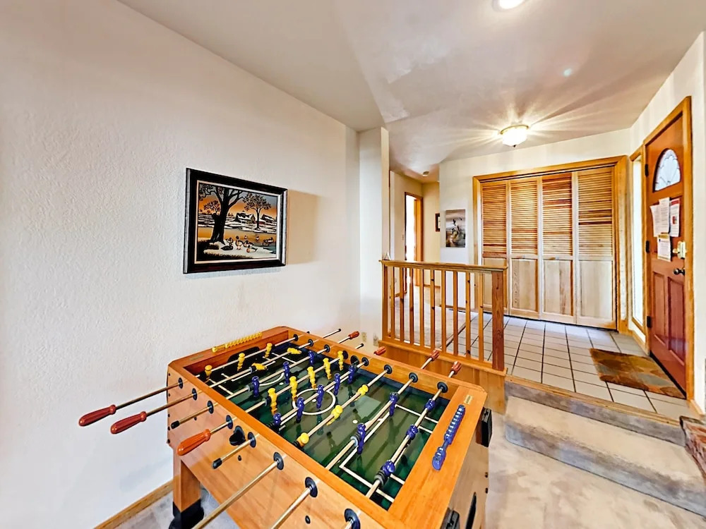 4BR South Lake Tahoe Multi Level House by RedAwning