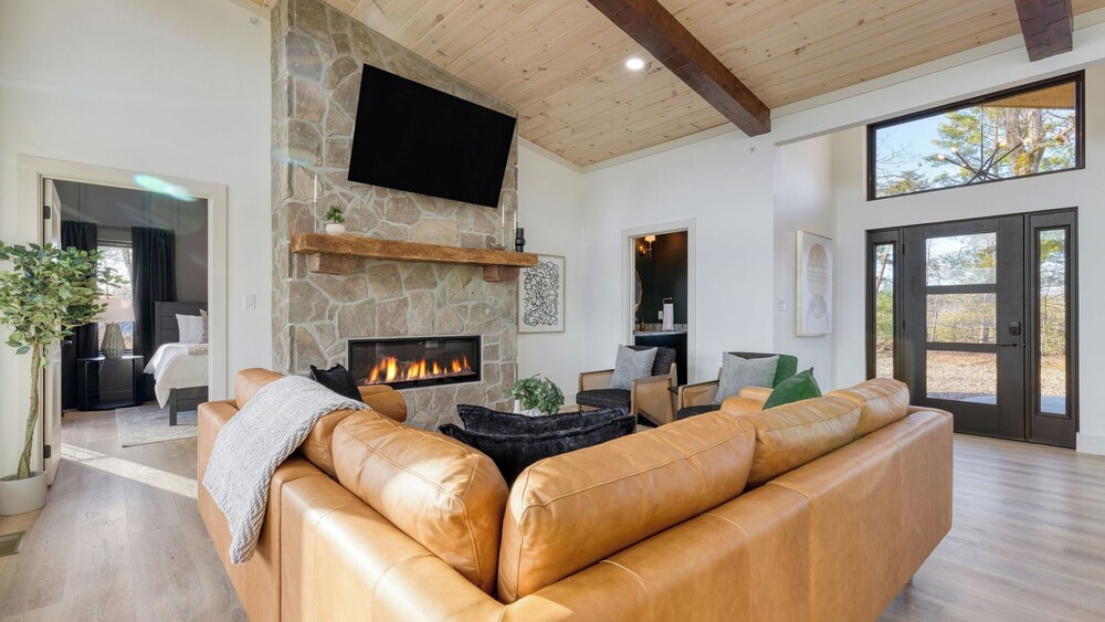 Modern Smoky Mountain Stay With Two Decks, Plunge Pool & Game Room Overlook Lodge by Avantstay