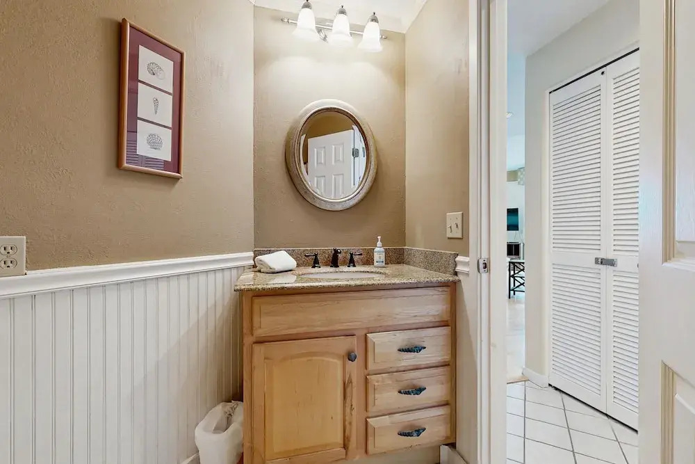 Ocean-view Penthouse With Pool, Balcony & Central AC - Snowbird-friendly