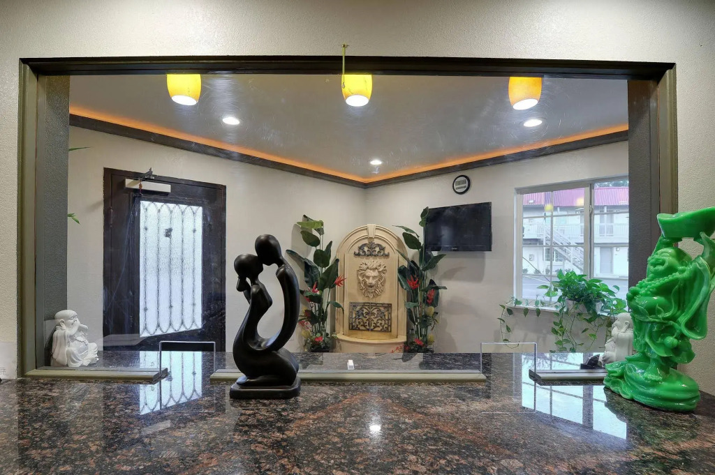 Romantic Inn & Suites