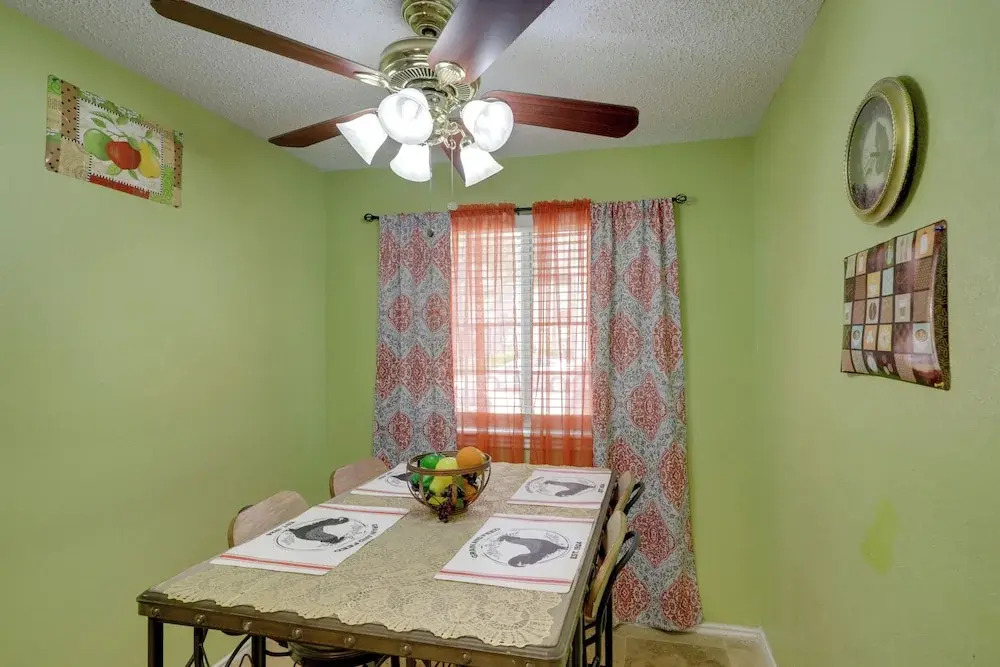 Houston Townhome 4 Mi to Airport: Central Location