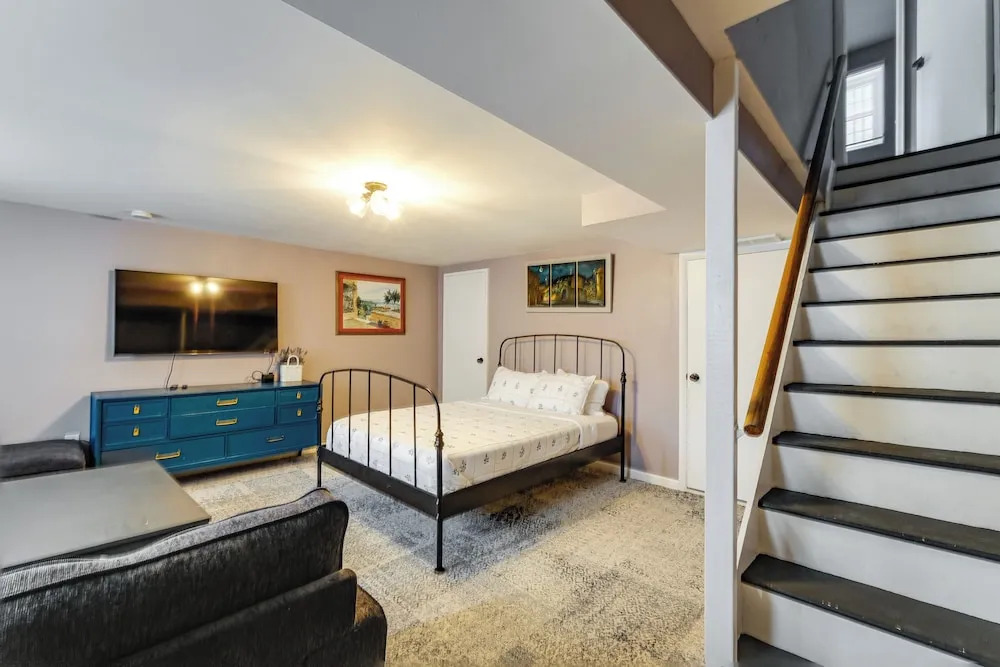 Arlington Townhome w/ Furnished Patio!