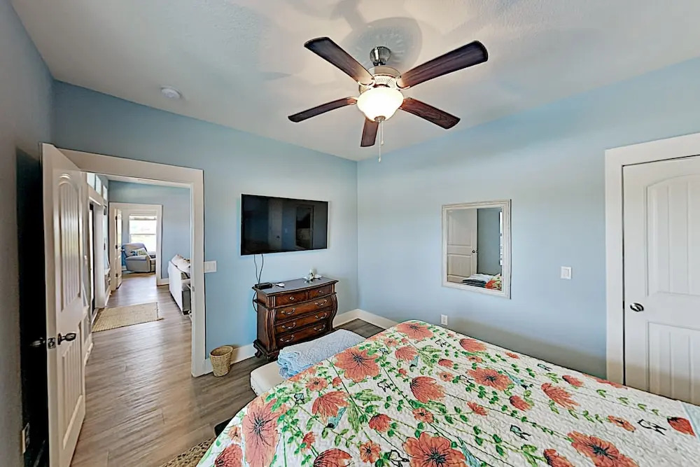 Gulf-view - Walk To Beach! 3 Bedroom Home