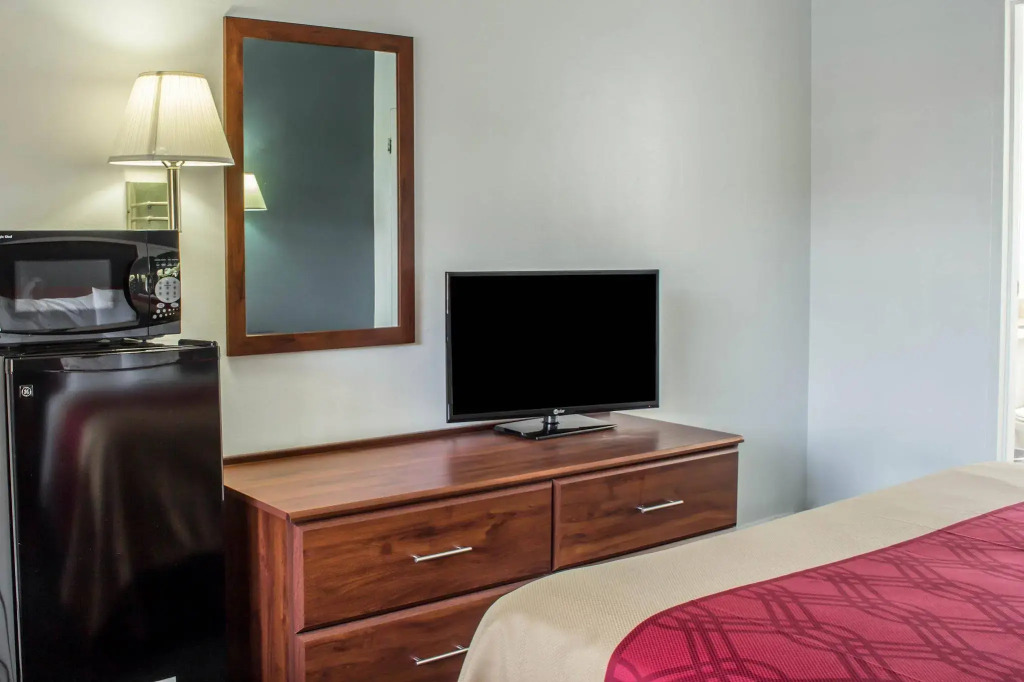 Econo Lodge University