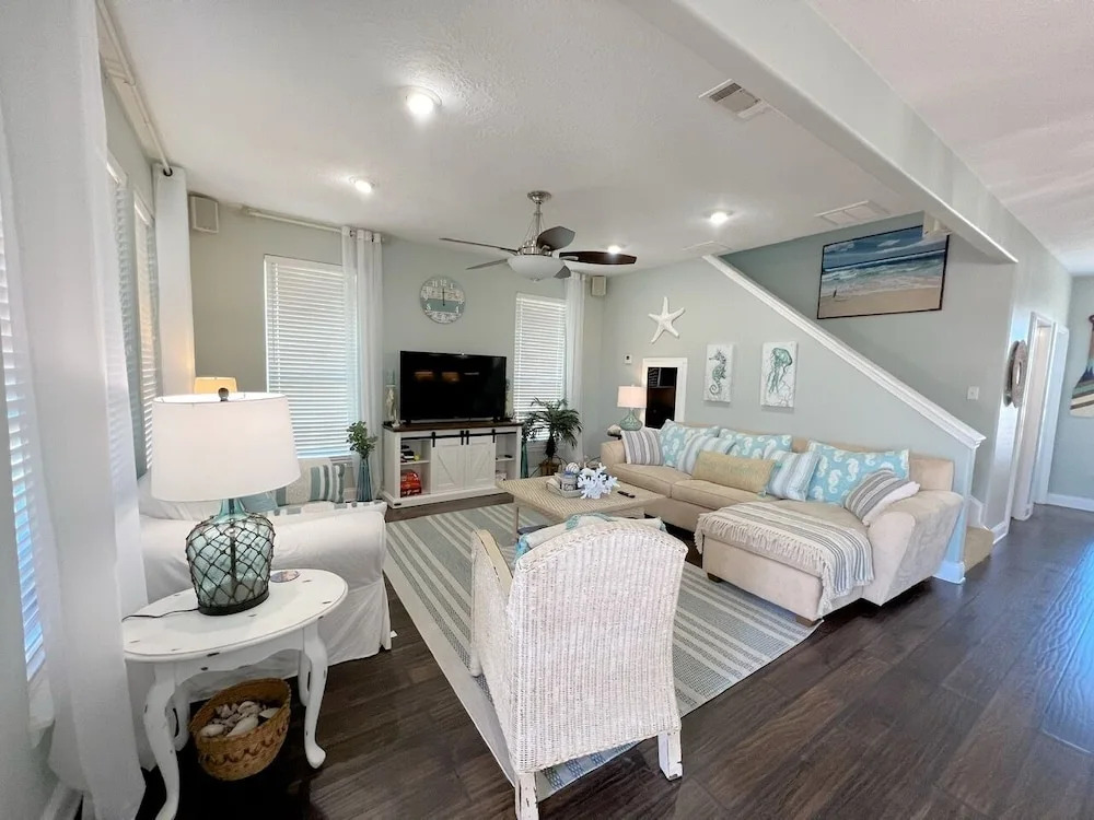 Sea-renity 3 Bedroom Home by Redawning