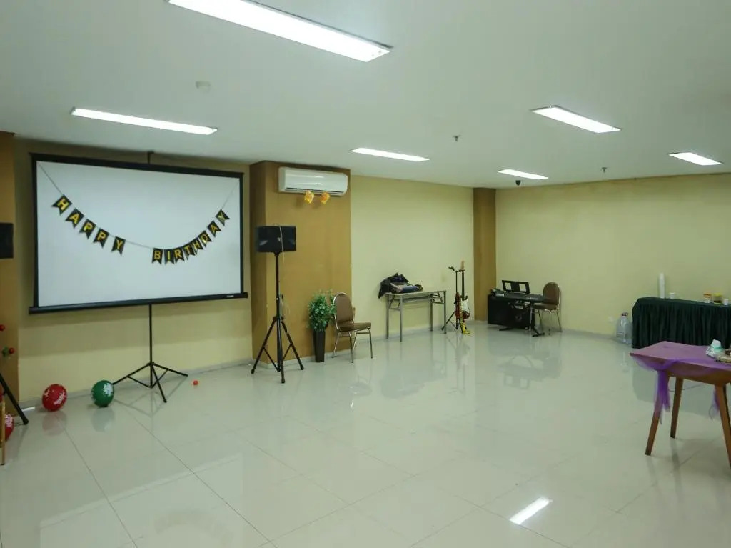 Super OYO Townhouse OAK Hotel Fiducia Pondok Gede