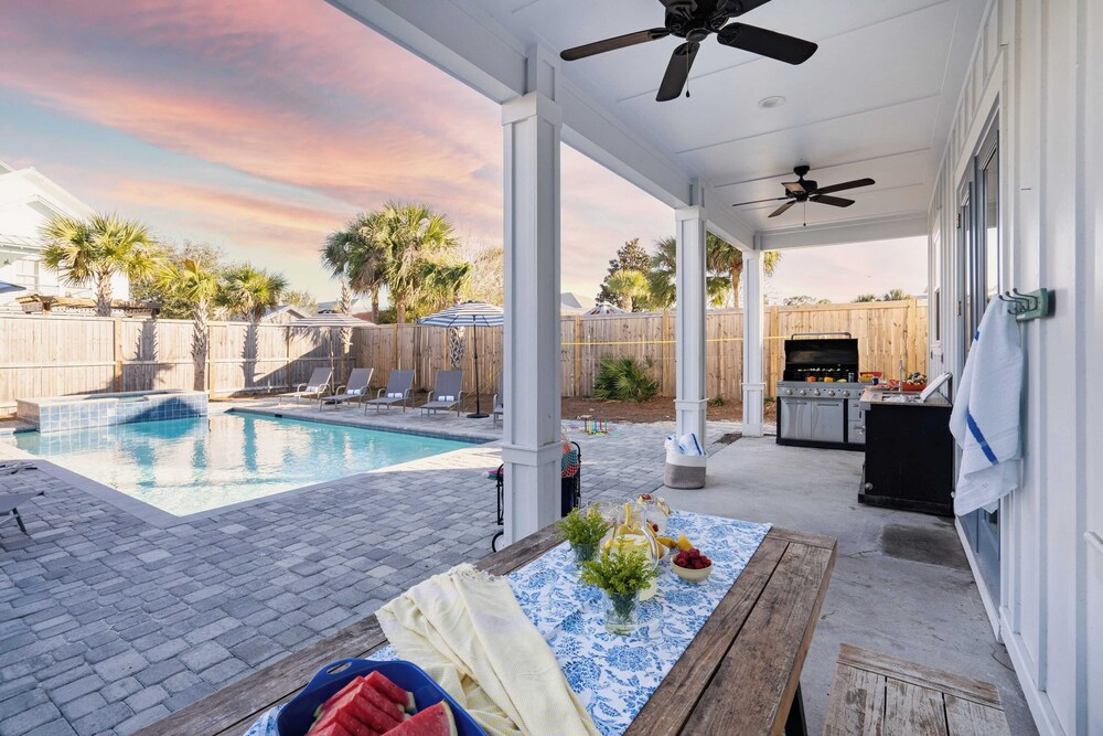 Lyle by Avantstay Chic Beach House w/ Pool & Hot Tub Walking Distance to Ocean