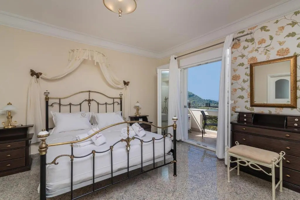 Frido Luxury Villa with Jacuzzi