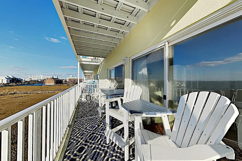 Chic Beachside W/ Pool & Bayfront Balcony 3 Bedroom Condo