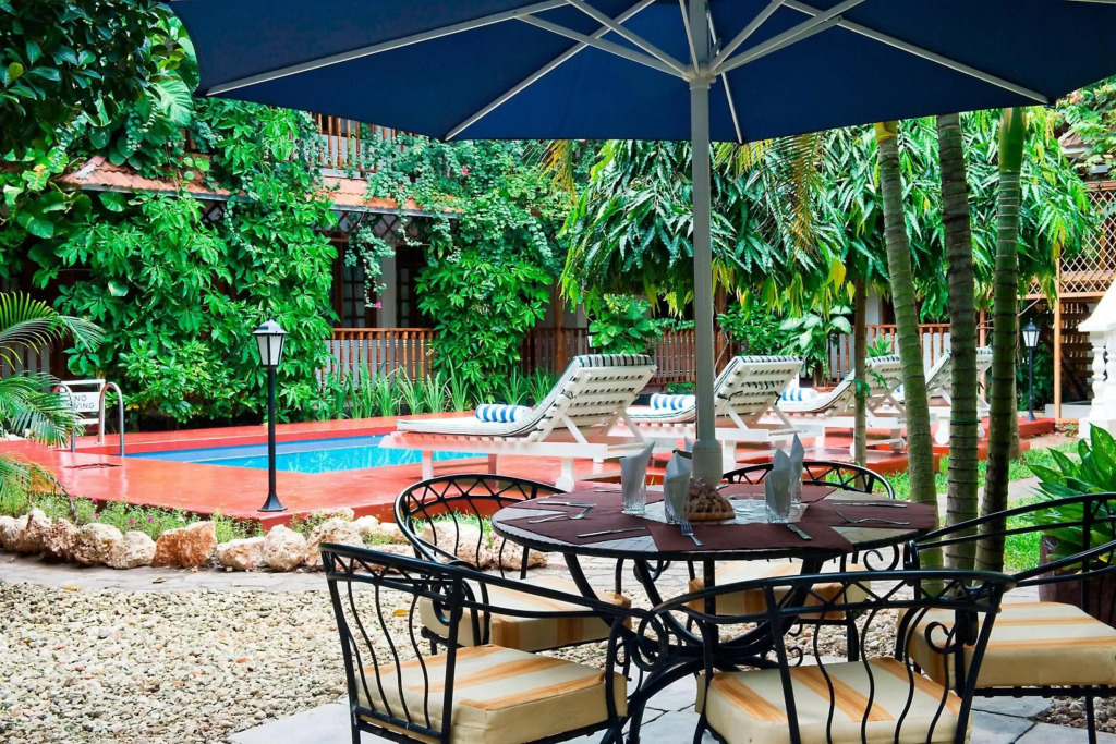 Отель Protea by Marriott Dar es Salaam Courtyard