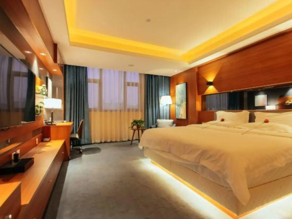 Starlight Holiday Hotel (Zhengzhou Erqi Square Dongda Street Subway Station Branch)