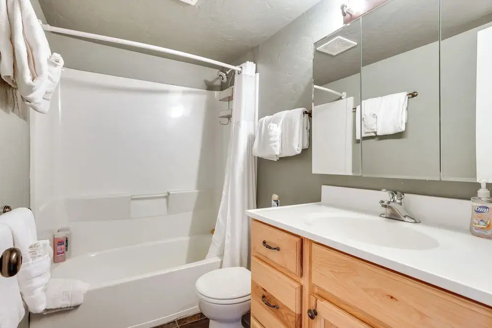 Silverthorne Condo w/ Lake Views: 10 Mi to Skiing!