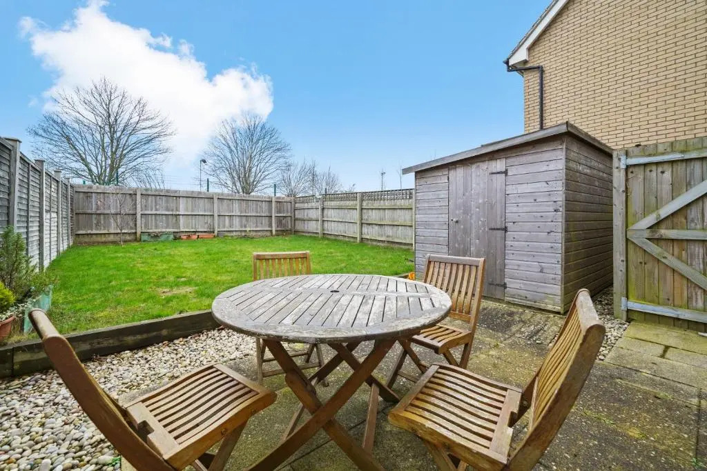 Stylish House with Pool Table, Fast Wifi, Smart TVs with Netflix, Free Parking and Garden by Yoko Property