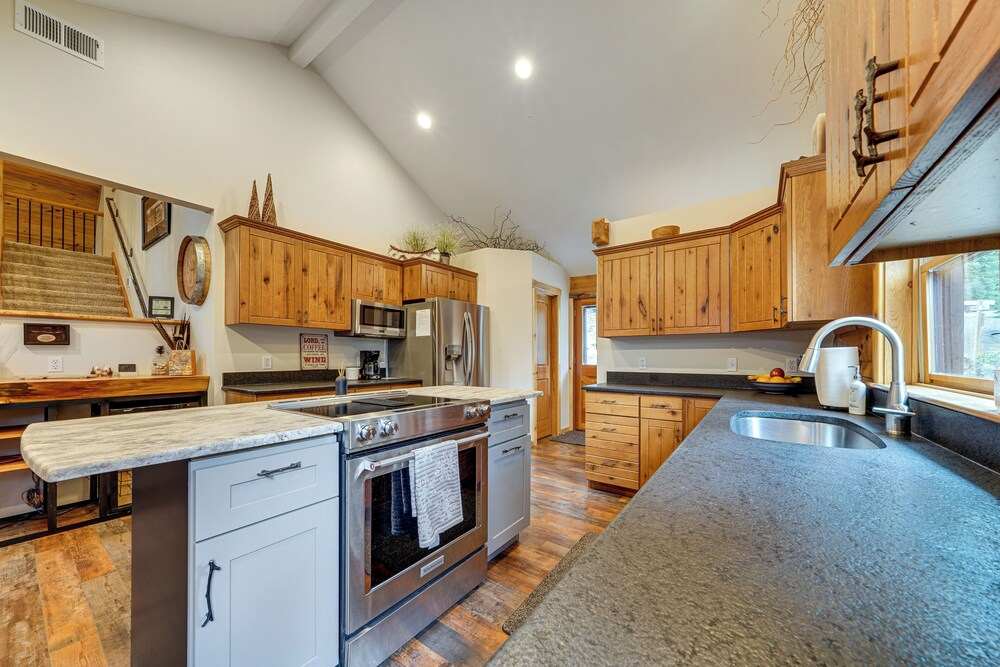 1 Mi to Cle Elum Lake! Family Cabin w/ Game Room