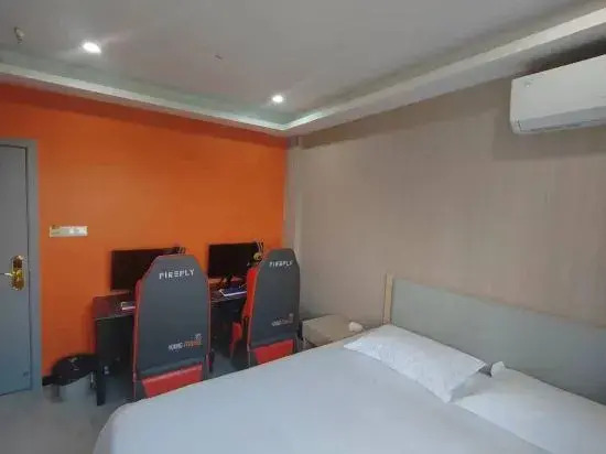 Zhuoyue E-Sports Hotel (Wuhan Hubei University of Technology Store)
