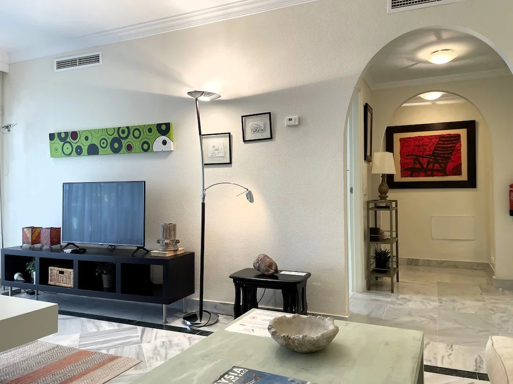 Modern 2-bedroom Apartment With Private Underground Parking Lift Access
