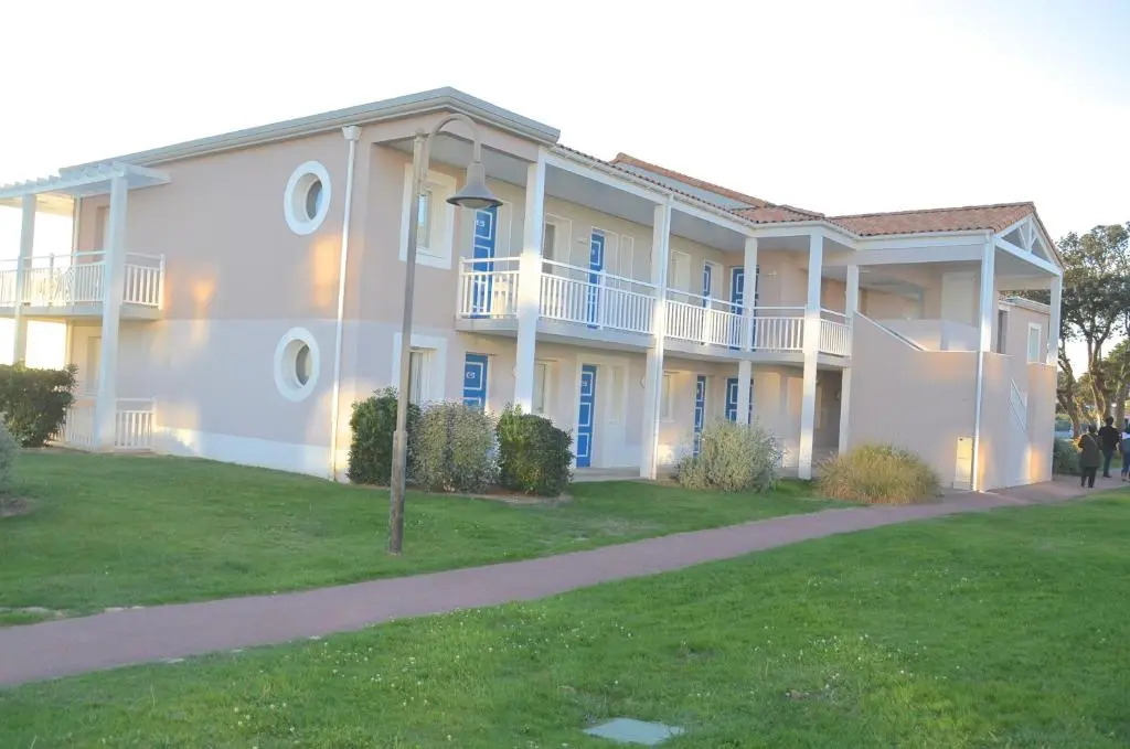 Appartements front de mer 2 piscine chauffées la pironnière Residence de lestrand