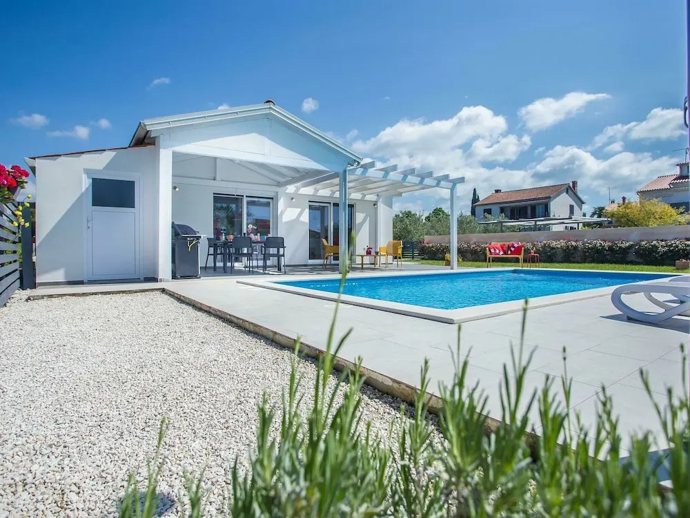 Elegant Villa With Swimming Pool in Pula Near Sea