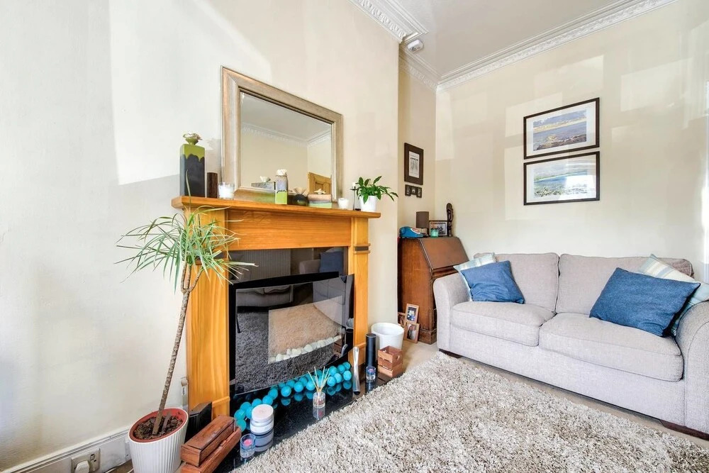 Cute Private Door 2 Bed Apartment on Easter Road