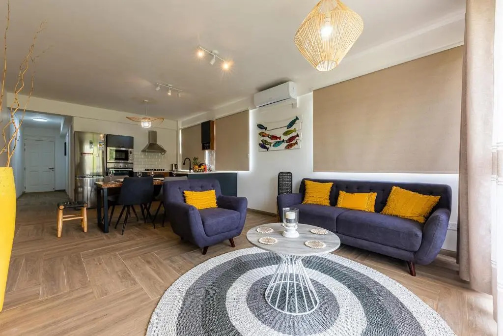 373 Wolmar Cosy and Modern Apartment- 200 metres from the Beach and Supermarkets and just next to Domaine de wolmar with views of deers and green natural park