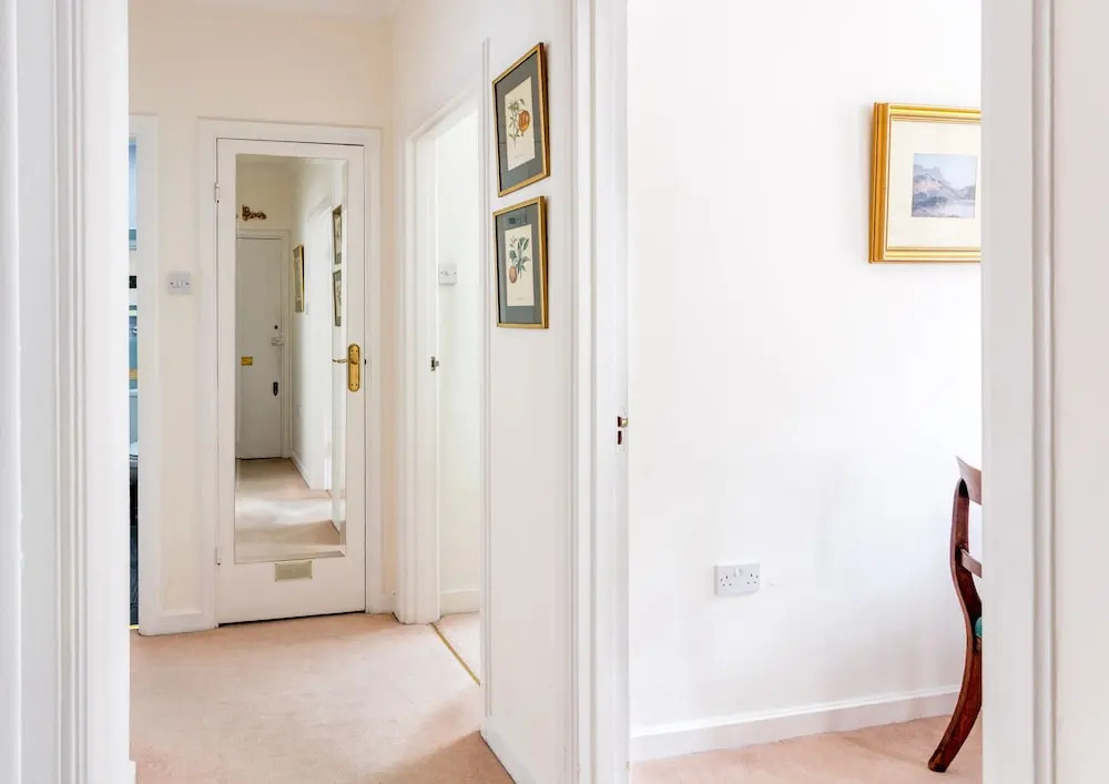 Traditional 2 bedroom flat